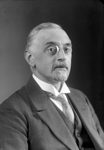 835574 Portret van ds. P. (Pieter) de Haas, geboren Leiden 15 november 1876, predikant bij de Hervormde Gemeente te ...